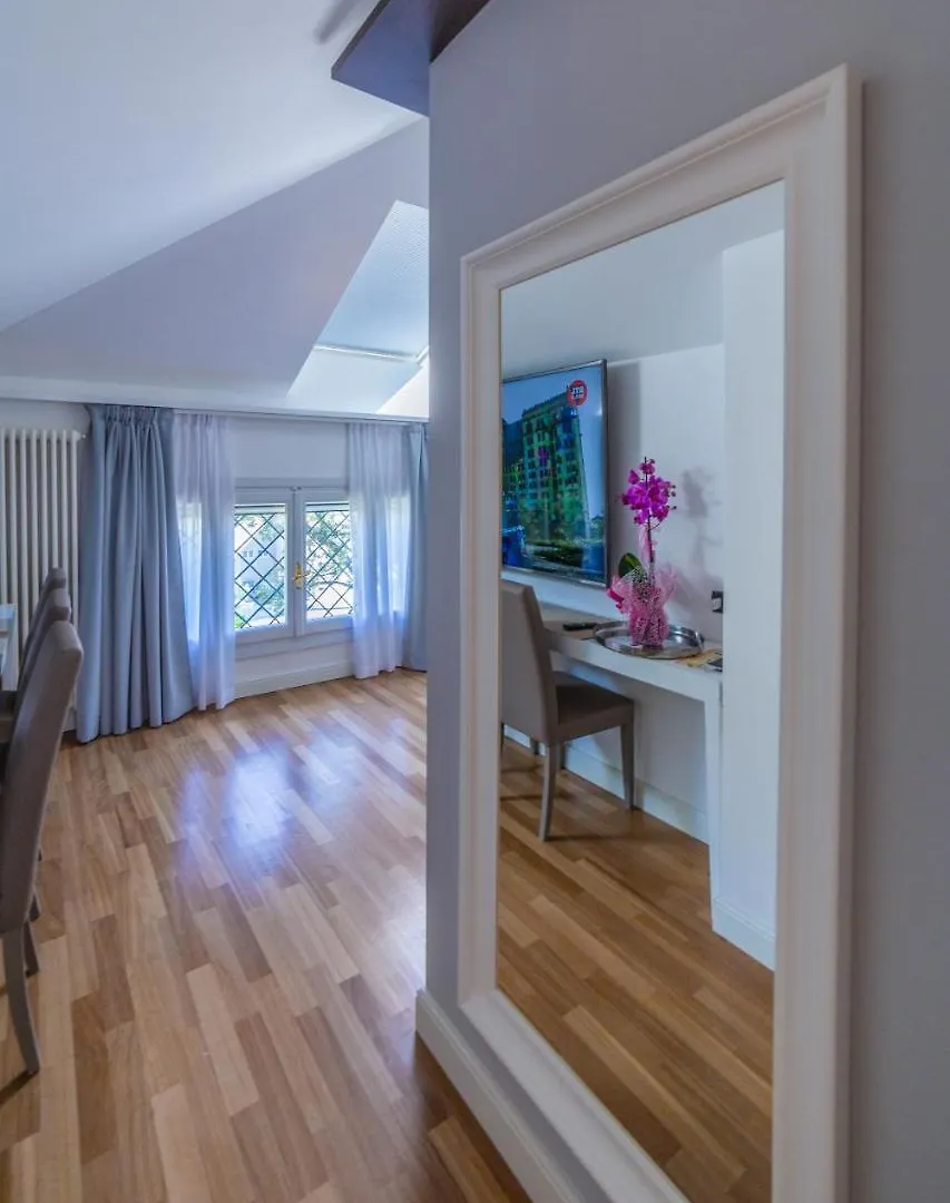 Marina Centro Suite Rimini 0*,